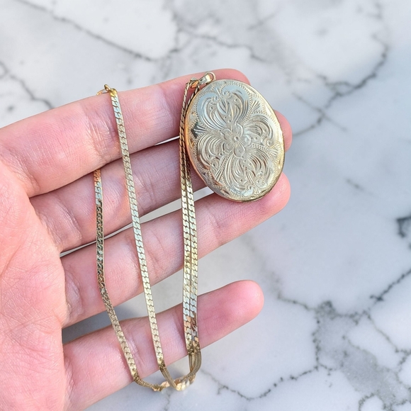 Vintage 14k Yellow Gold Oval Hand Engraved Locket Box Chain Necklace - Picture 4 of 10